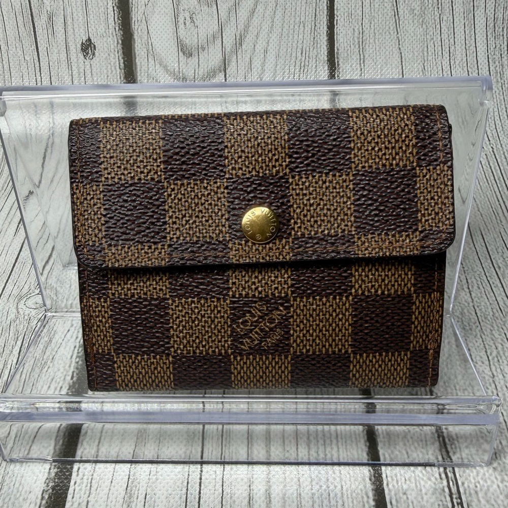 LIKE NEW PRE LOVED LOUIS VUITTON
Damier Ebene Ludlow Card Holder